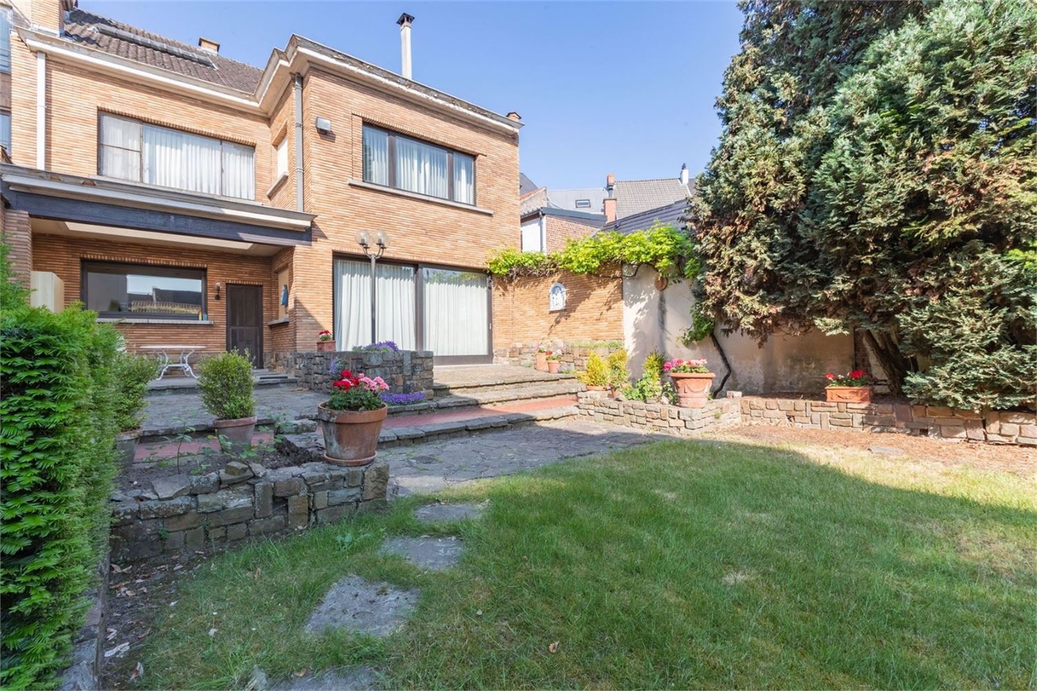 UNIEKE WONING NABIJ STADSPARK MET RUIME TUIN & GROOT POTENTIEEL foto {{pictureIndex}}