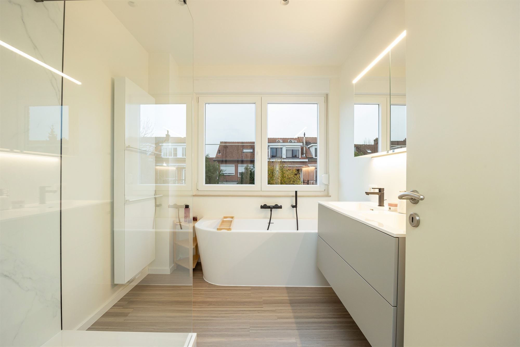 Ruime gezinswoning met drie slaapkamers en tuin foto 16