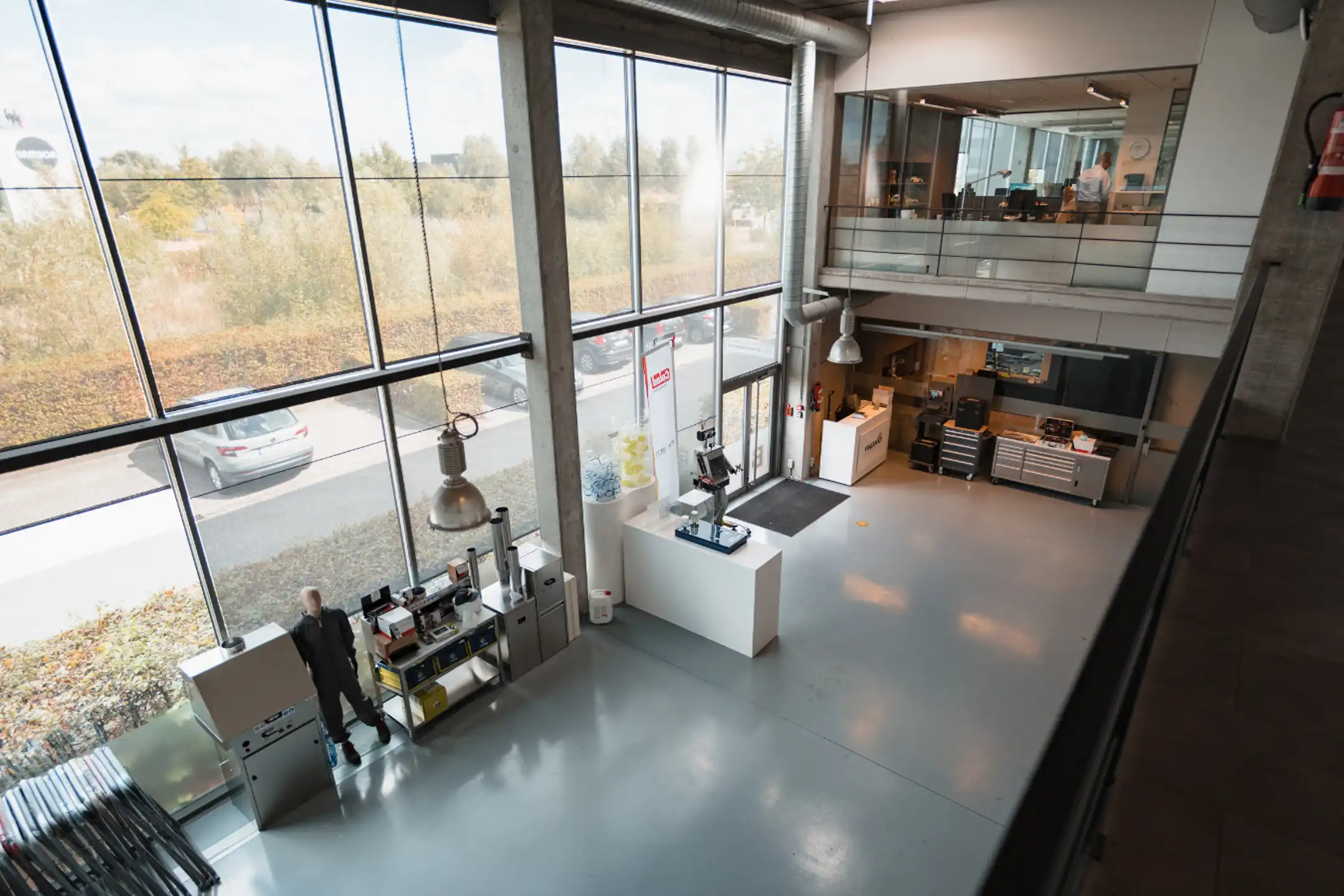 Modern bedrijfsgebouw langs E17 in Zwijndrecht foto 12