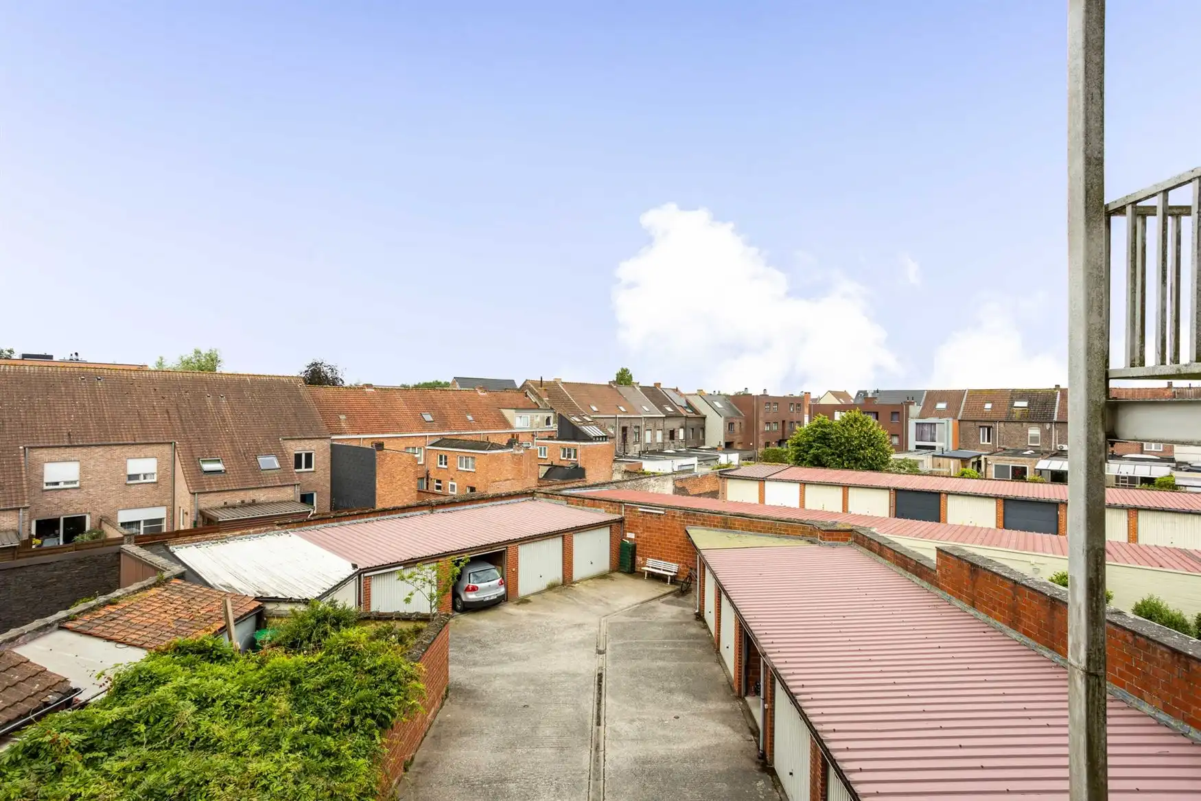 Lichtrijk appartement met garagebox tegenover station Eeklo foto 6