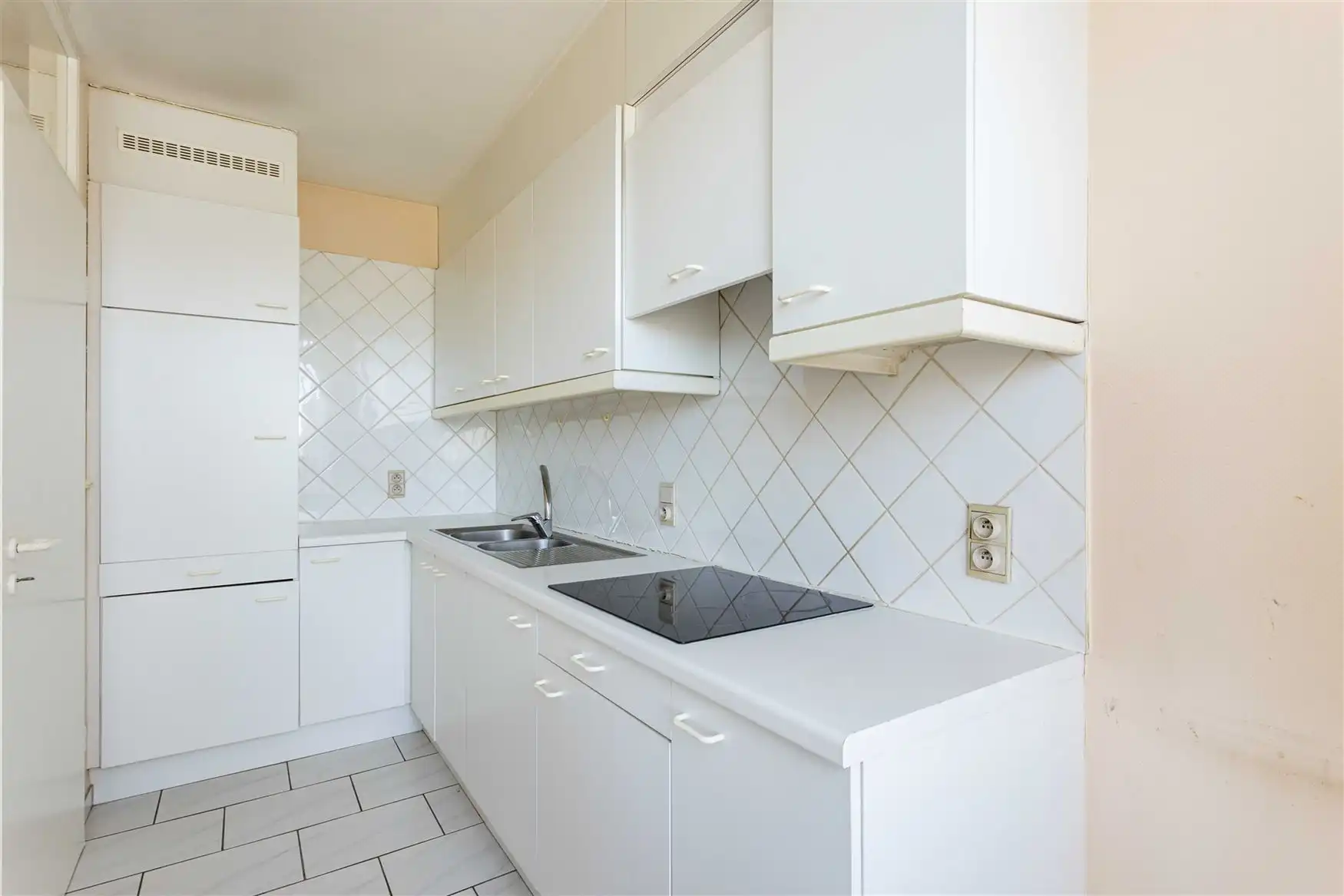 Lichtrijk appartement met garagebox tegenover station Eeklo foto 6