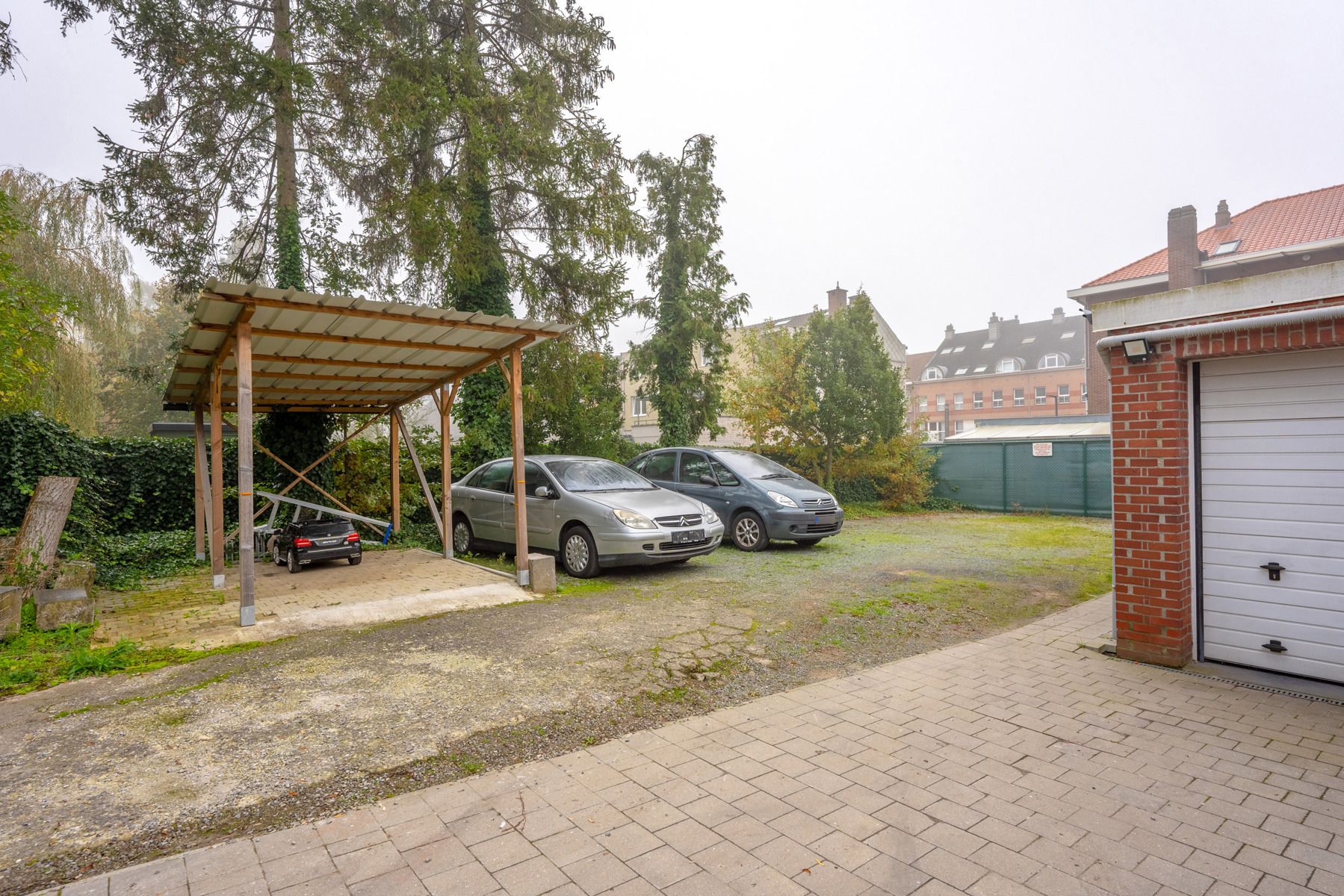 Lot van 1 magazijn, 3 garageboxen, 1 berging en 5 parkings foto 3