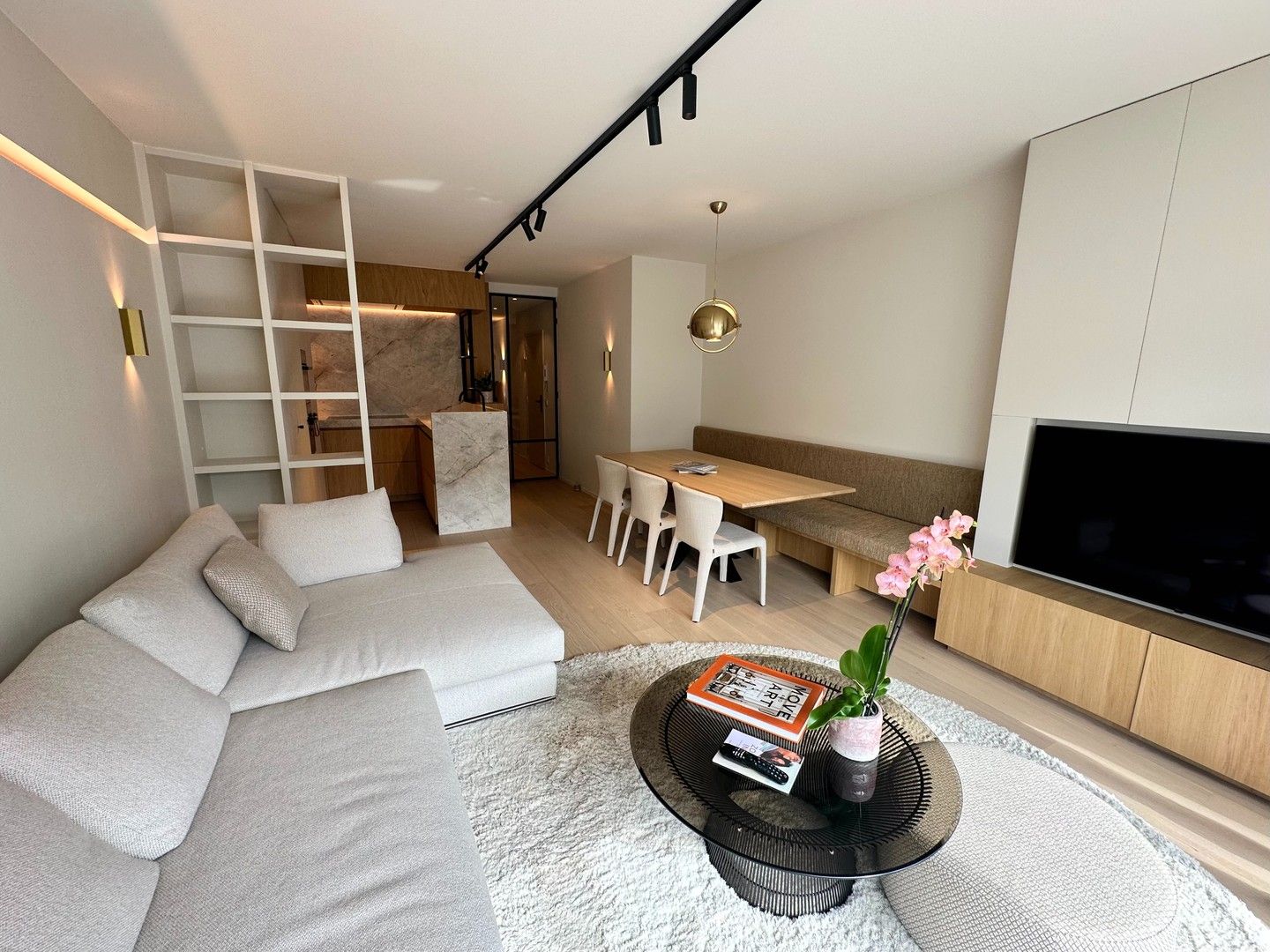 Luxueus appartement met zijdelings zeezicht, gelegen tussen de Kustlaan en de Dumortierlaan. foto {{pictureIndex}}