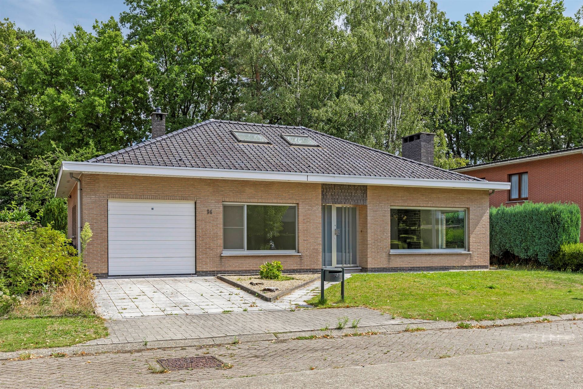 Volledig gerenoveerde woning in rustige villawijk foto 22