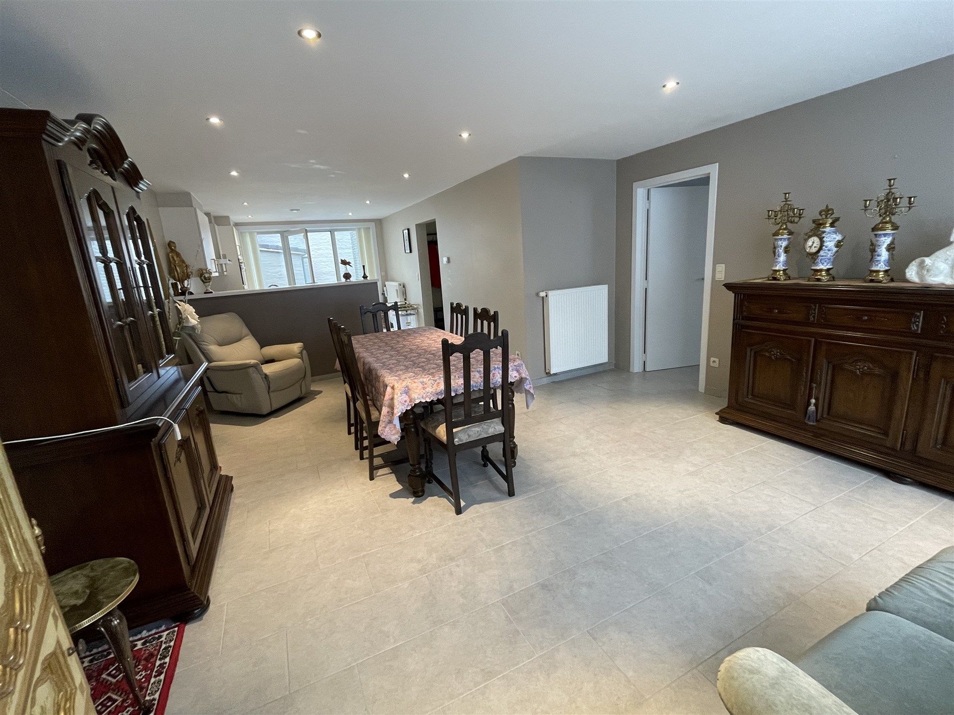 Mooi en centraal gelegen ruim gelijkvloers appartement met terras en tuintje. foto 4