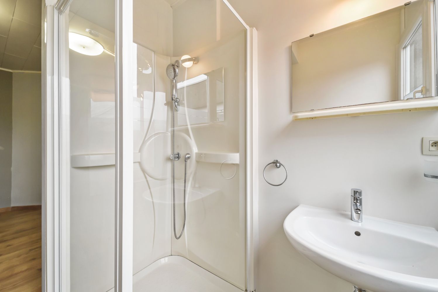 Licht op te frissen twee slaapkamer appartement op een uitstekende locatie foto 10