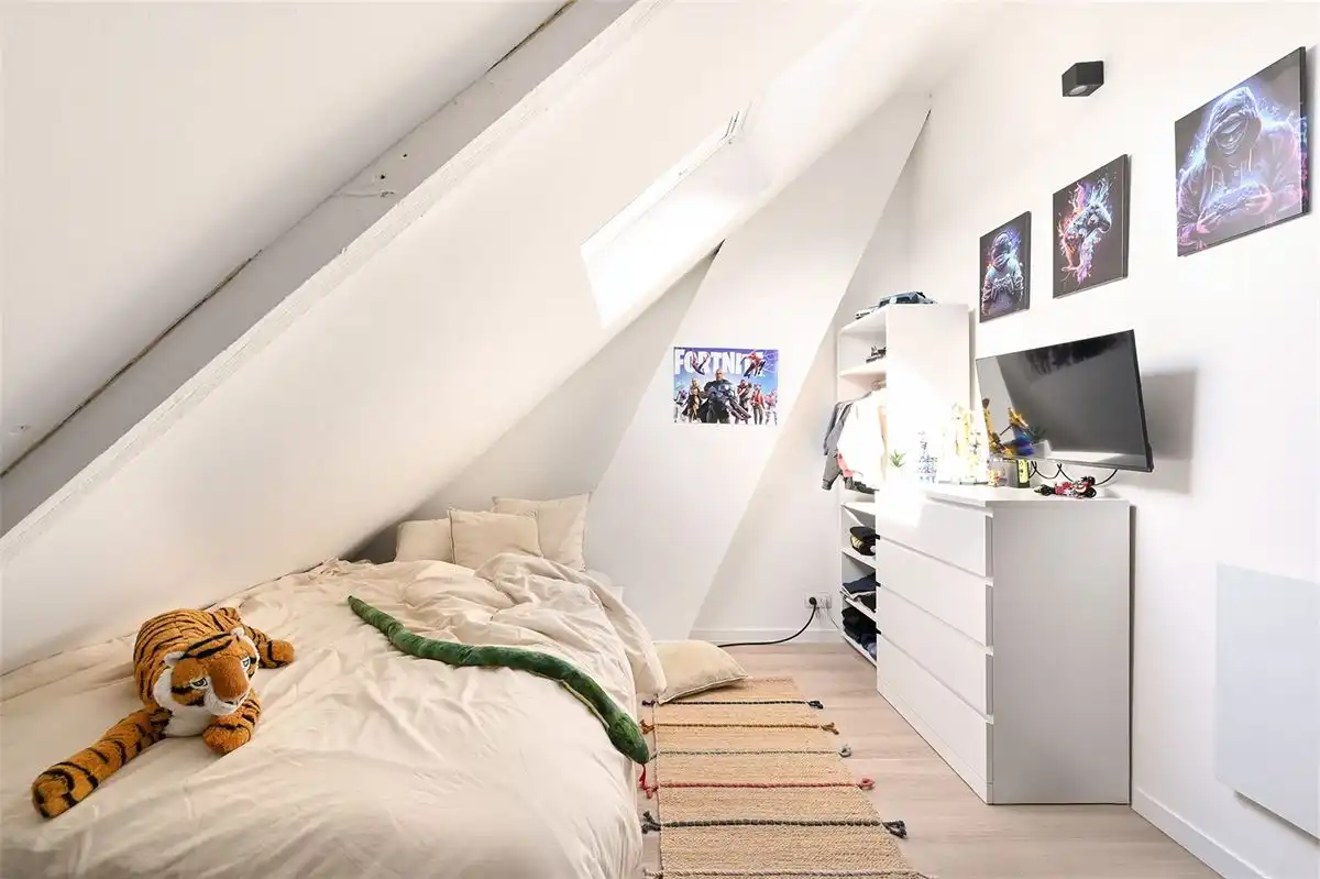 Geheel gerenoveerde woning met leuke tuin en grote garage foto 14