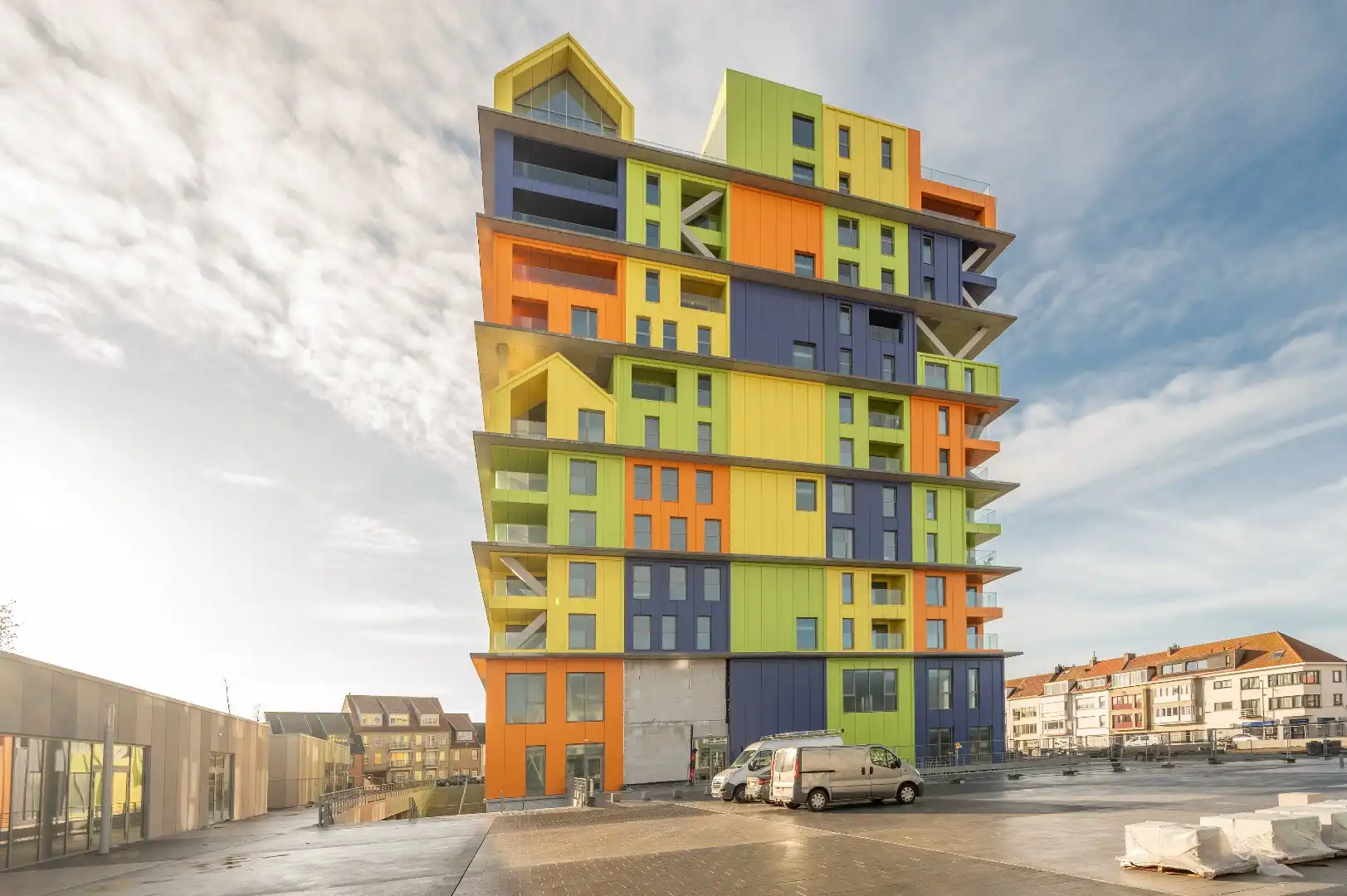 HOOST is een iconische toren met een expressief gevelontwerp op enkele honderden meters van de zee foto 6