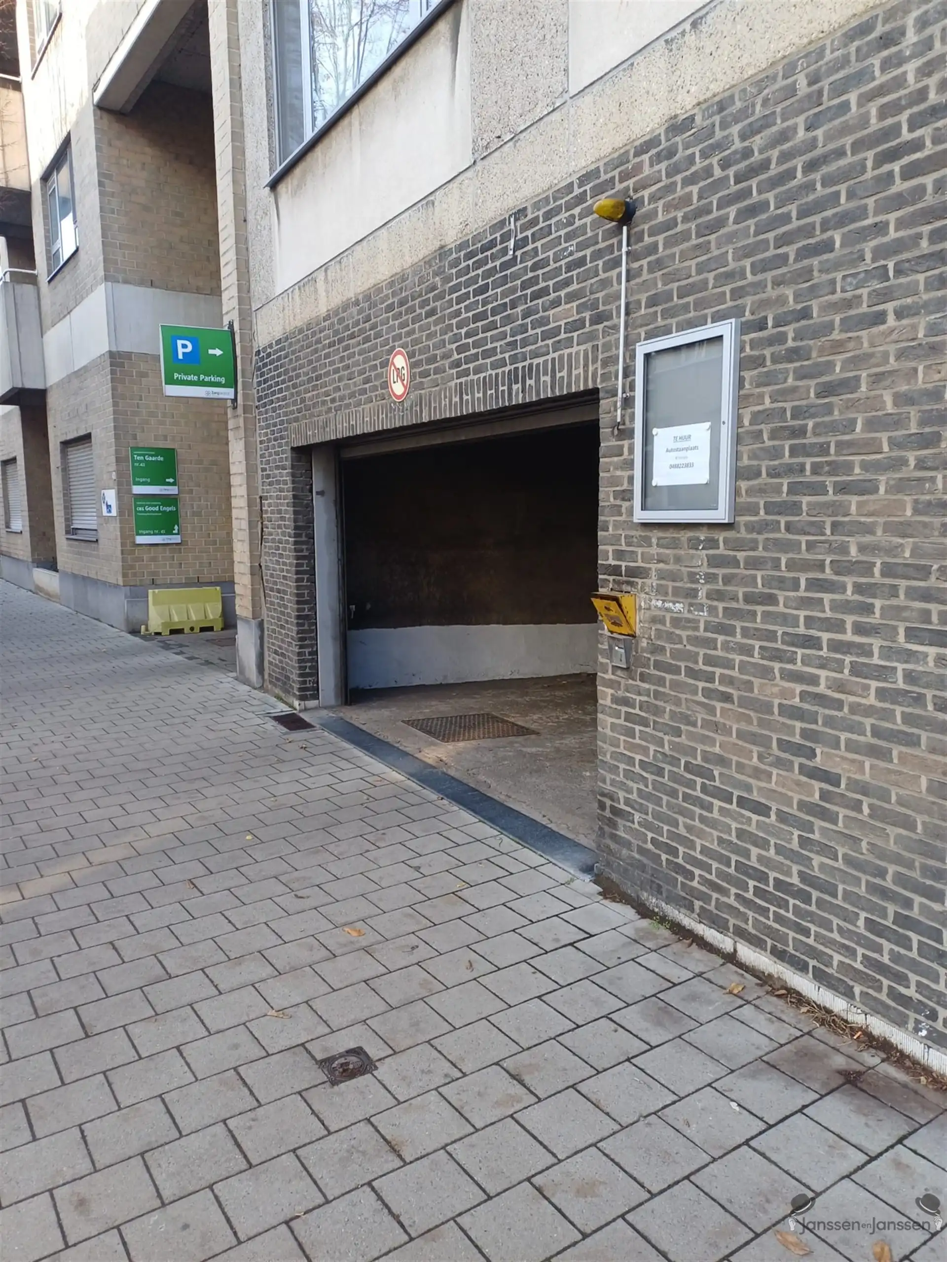 Autostaanplaats in kelderverdieping van een appartementsgebouw foto 3