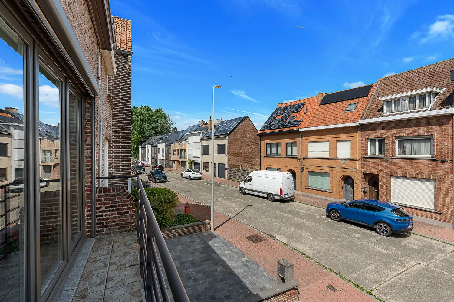 Rustig gelegen bel-etage woning met heel grote garage, oprit en zonnige koer in het centrum van Heist foto 8