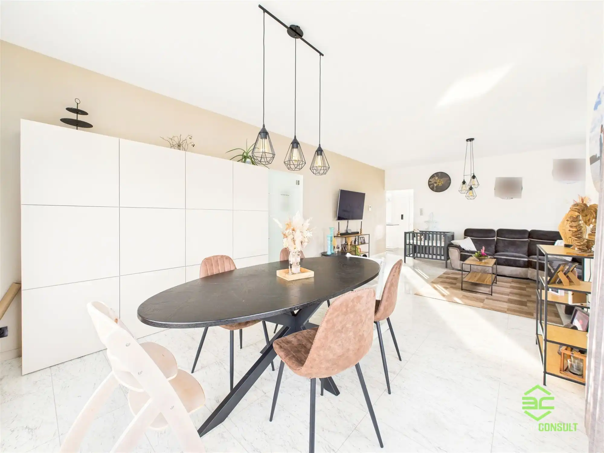 Instapklare gezinswoning met 6slpk en grote aparte garage! foto 7