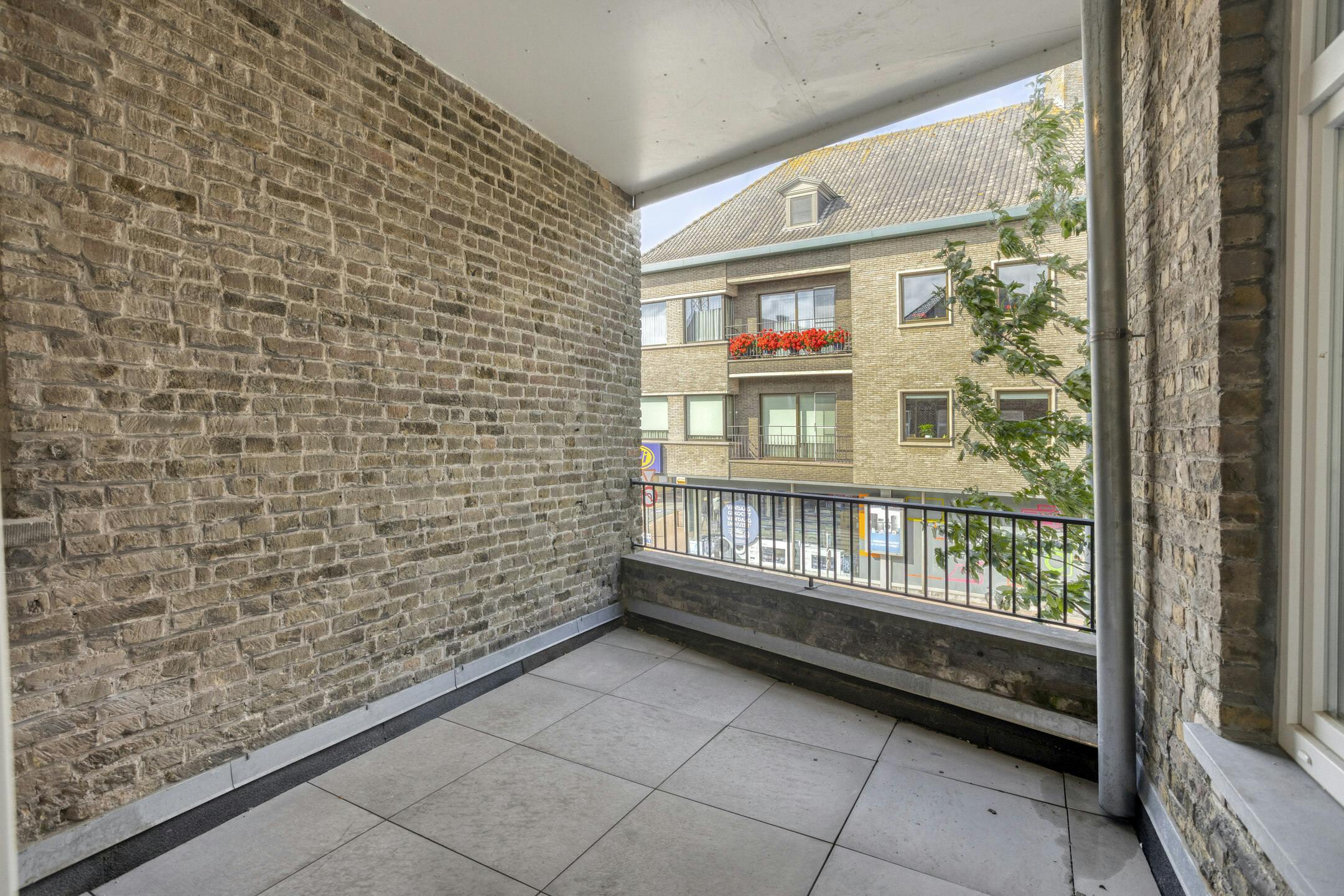 Pand met 2 gerenoveerde appartementen en winkel te Veurne. foto 16