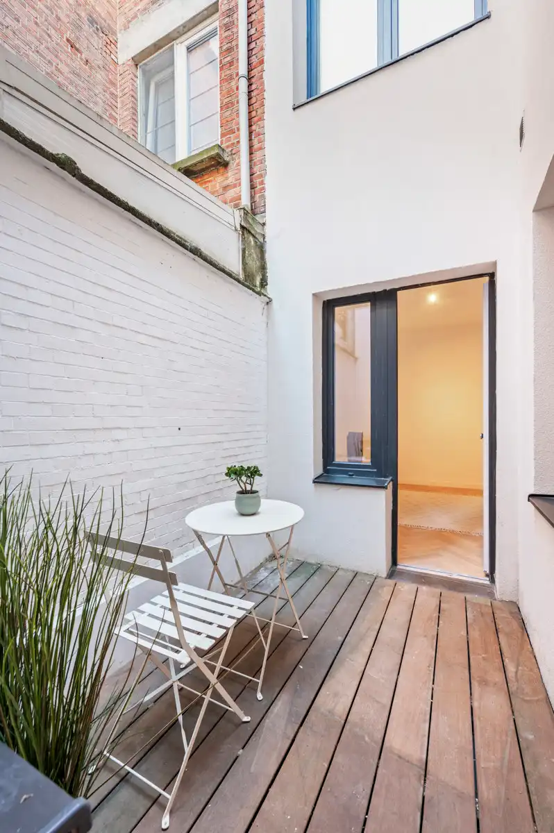 Gerenoveerd appartement met twee slaapkamers en terras foto 21