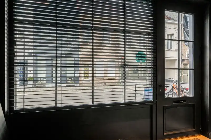 Roeselare-stadskern. Polyvalente BURGERWONING / HANDELSHUIS in 2 delen :  exclusief commercieel pand gelijkvloers met tuin en uniek triplex appartement met 2-3 slaapkamers. Verhuurd met mooi rendement ! foto 12