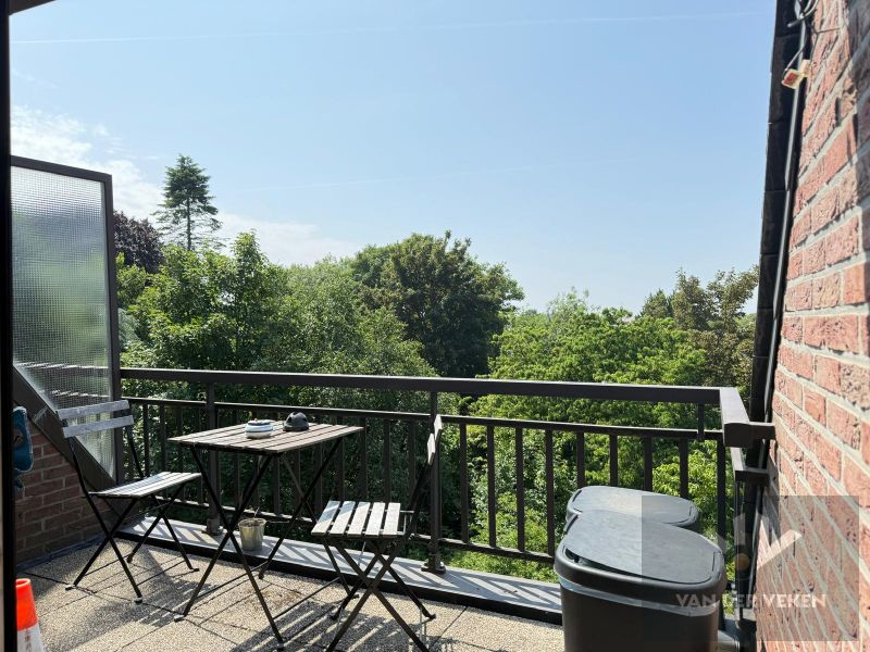 Stijlvol duplexappartement met 2 SLPK in hartje Hasselt foto 12