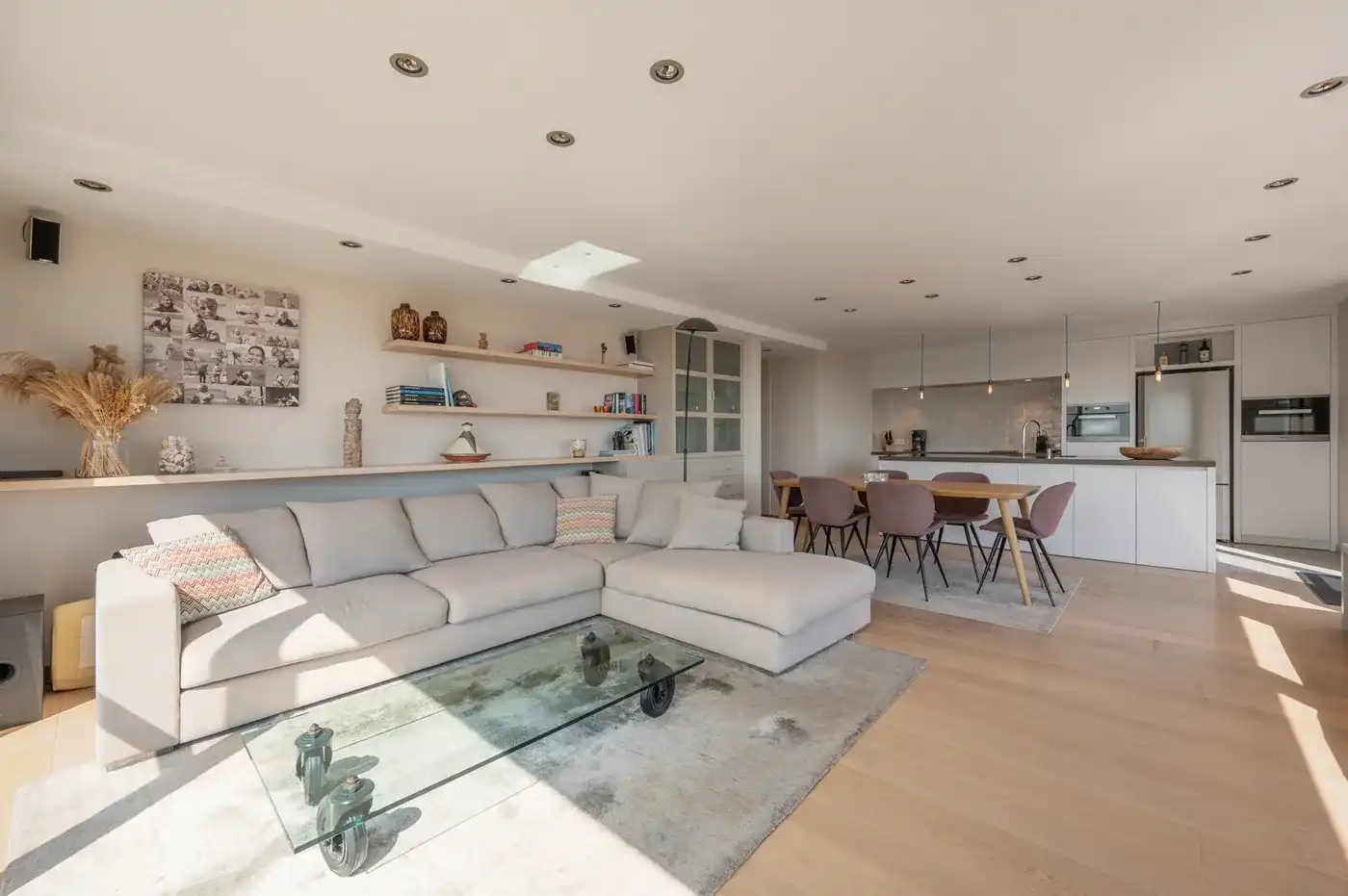 Uitzonderlijke penthouse gelegen op de Zeedijk aan het Van Bunnenplein met panoramische zichten foto 2