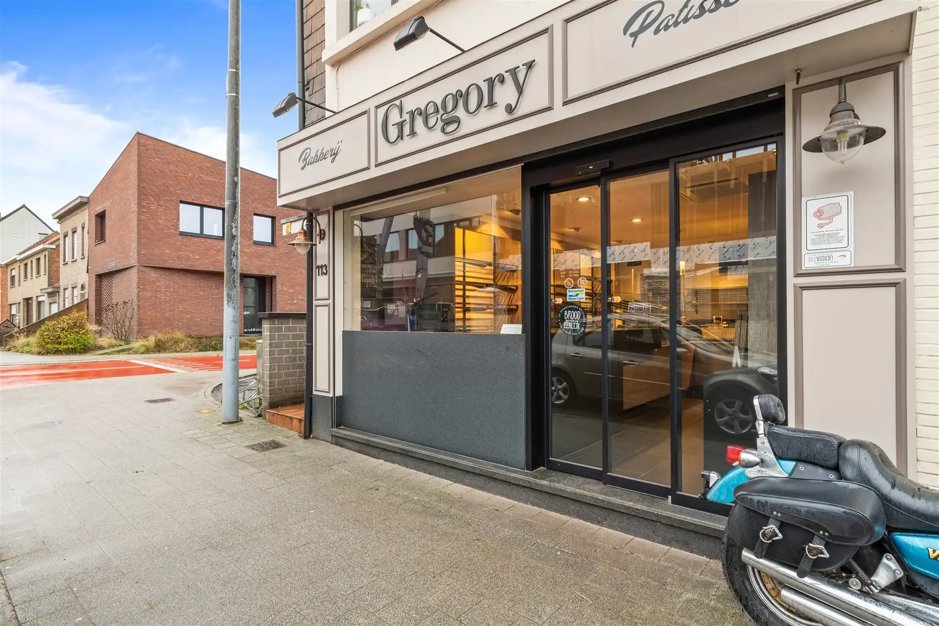 Centrum gelegen bakkerij/handelspand met appartement foto 2