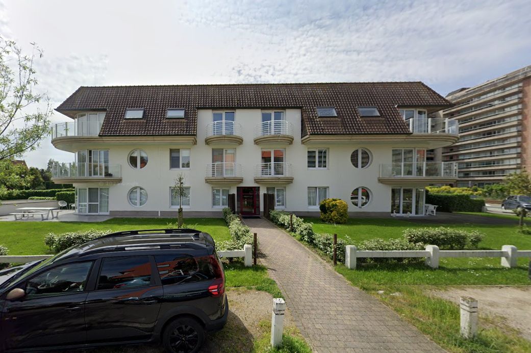 Dubbele garagebox op een zeer goede ligging te Nieuwpoort-bad foto {{pictureIndex}}