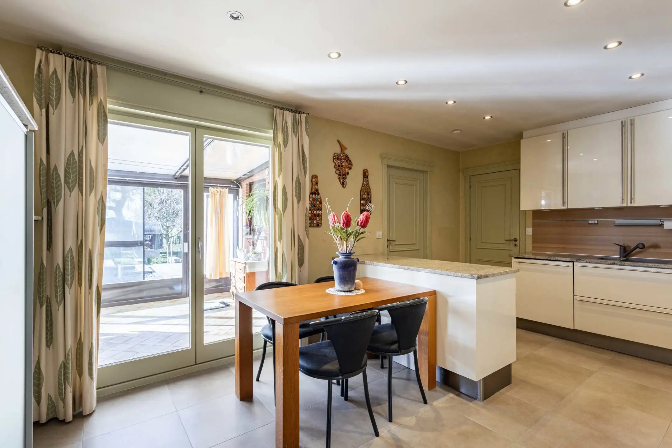 Instapklare villa met tuin, weids uitzicht en ruim bijgebouw foto 10