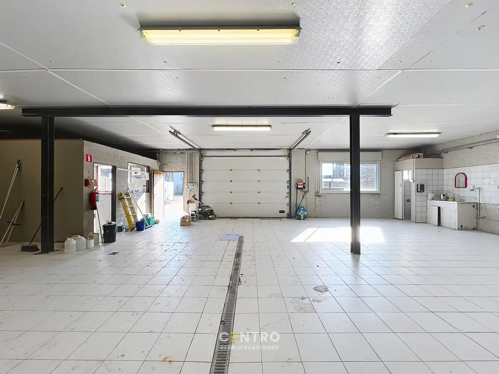 Magazijnen met kantoorgedeelte, garages én RUIM verhard buitenterrein, rustig gelegen in centrum Hooglede! foto 4