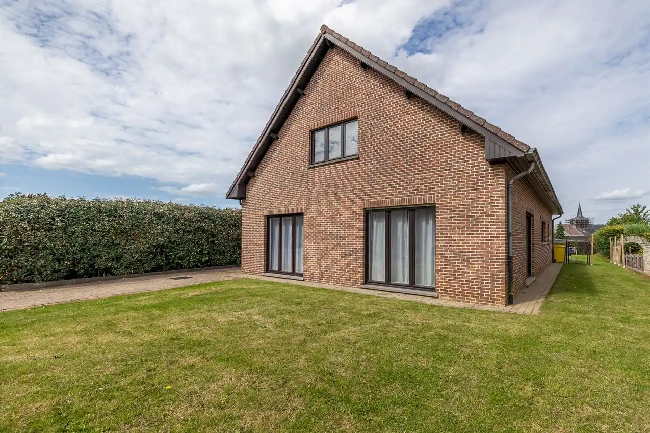 Mooie, ruime villawoning met leuke tuin op rustige locatie foto {{pictureIndex}}
