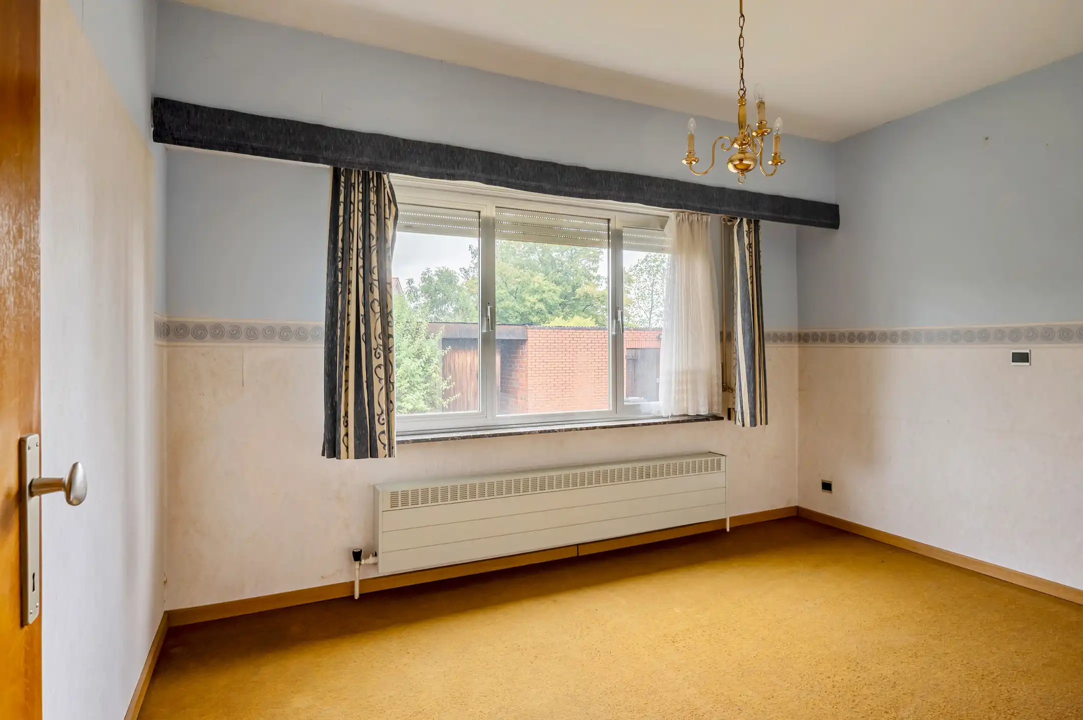 Vrijstaande renovatiewoning met 3 slaapkamers, garage en diepe tuin foto 14