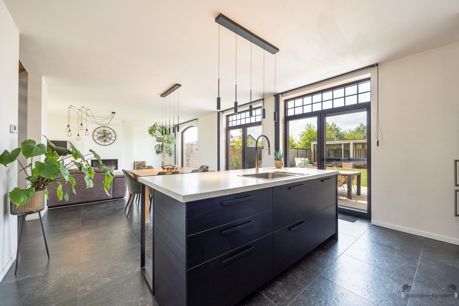 Recente woning met 3 slaapkamers op 482 m² foto 4