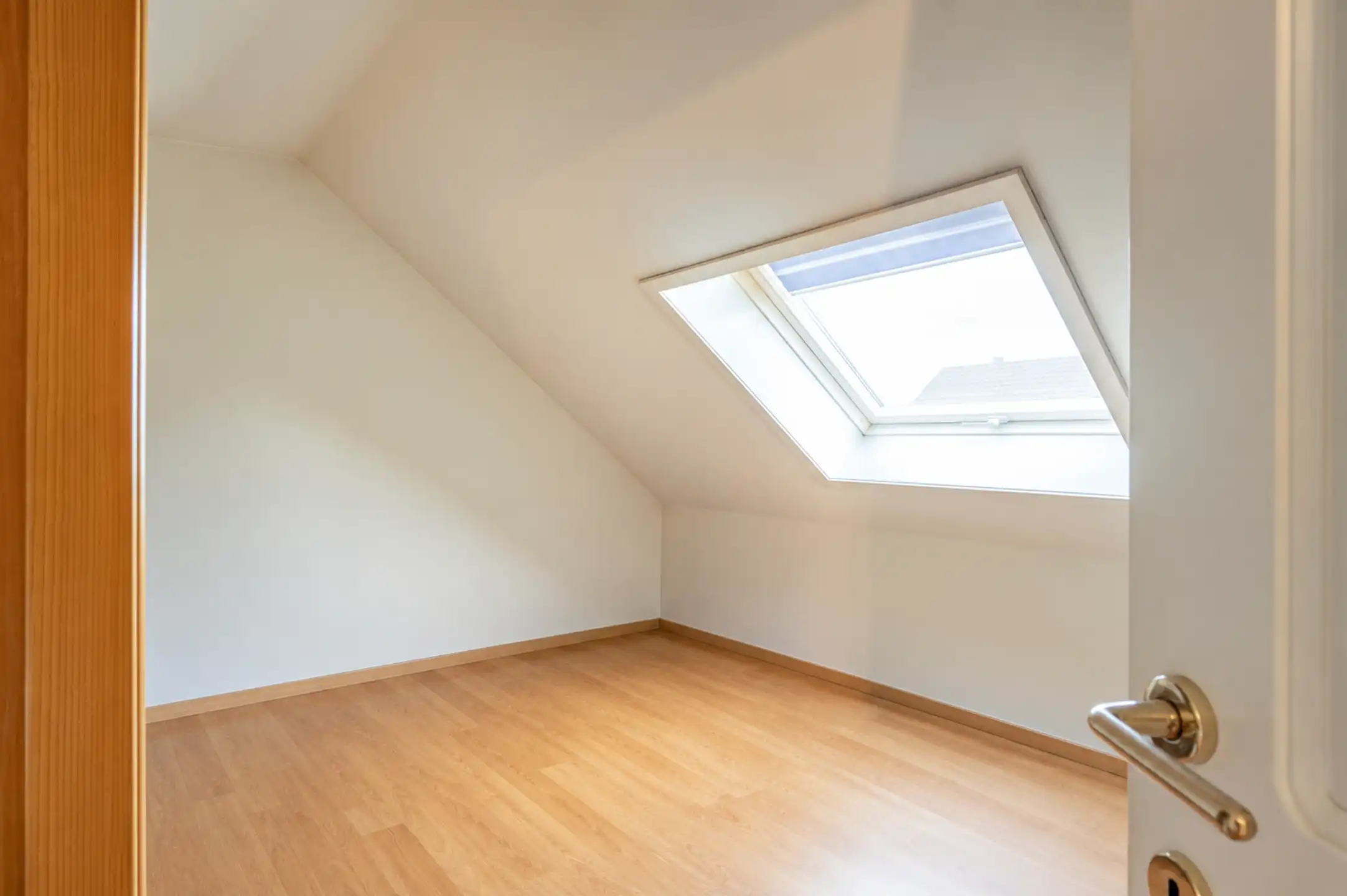 Verrassend ruime instapklare woning (2000) met prachtige, groene tuin met volwassen bomen en optimale privacy.  foto 16