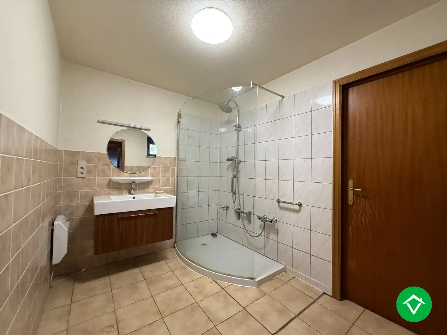 Rustig gelegen halfopen bebouwing met 3 slaapkamers, tuin en garage met uitweg! foto 9