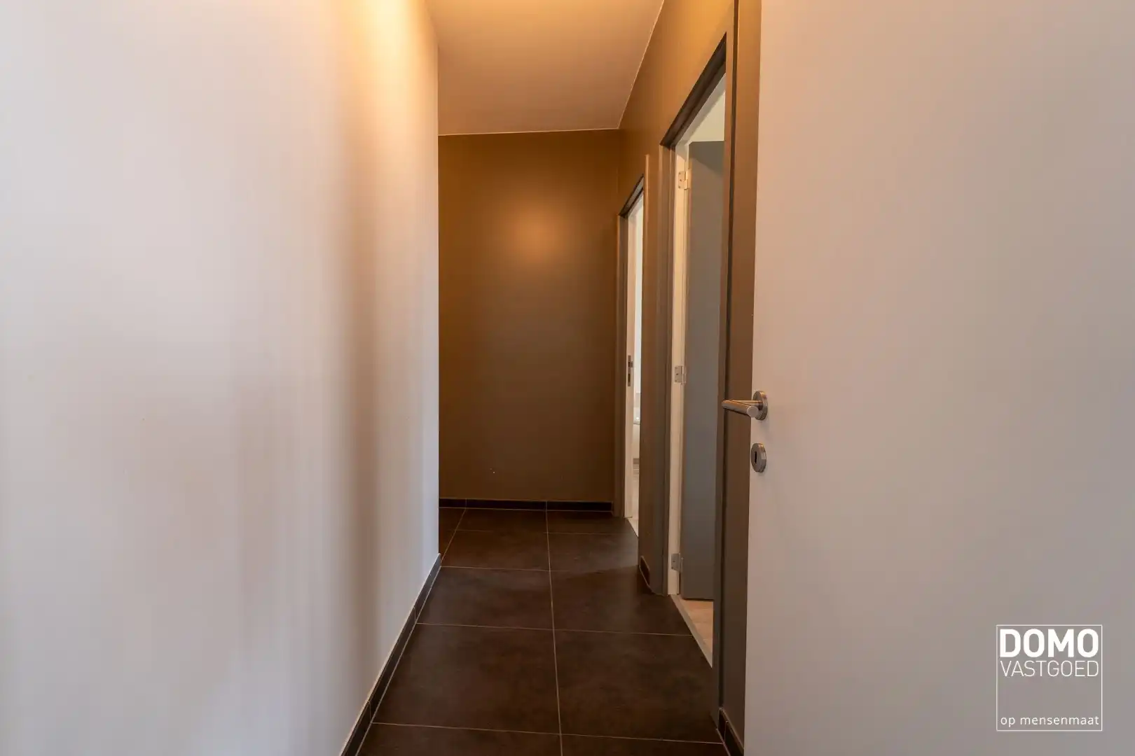 LUXE APPARTEMENT MET PRACHTIG TERRAS, 2 SLAAPKAMERS EN AUTOSTANDPLAATS TE KOOP IN HARTJE VAN HASSELT  foto 5