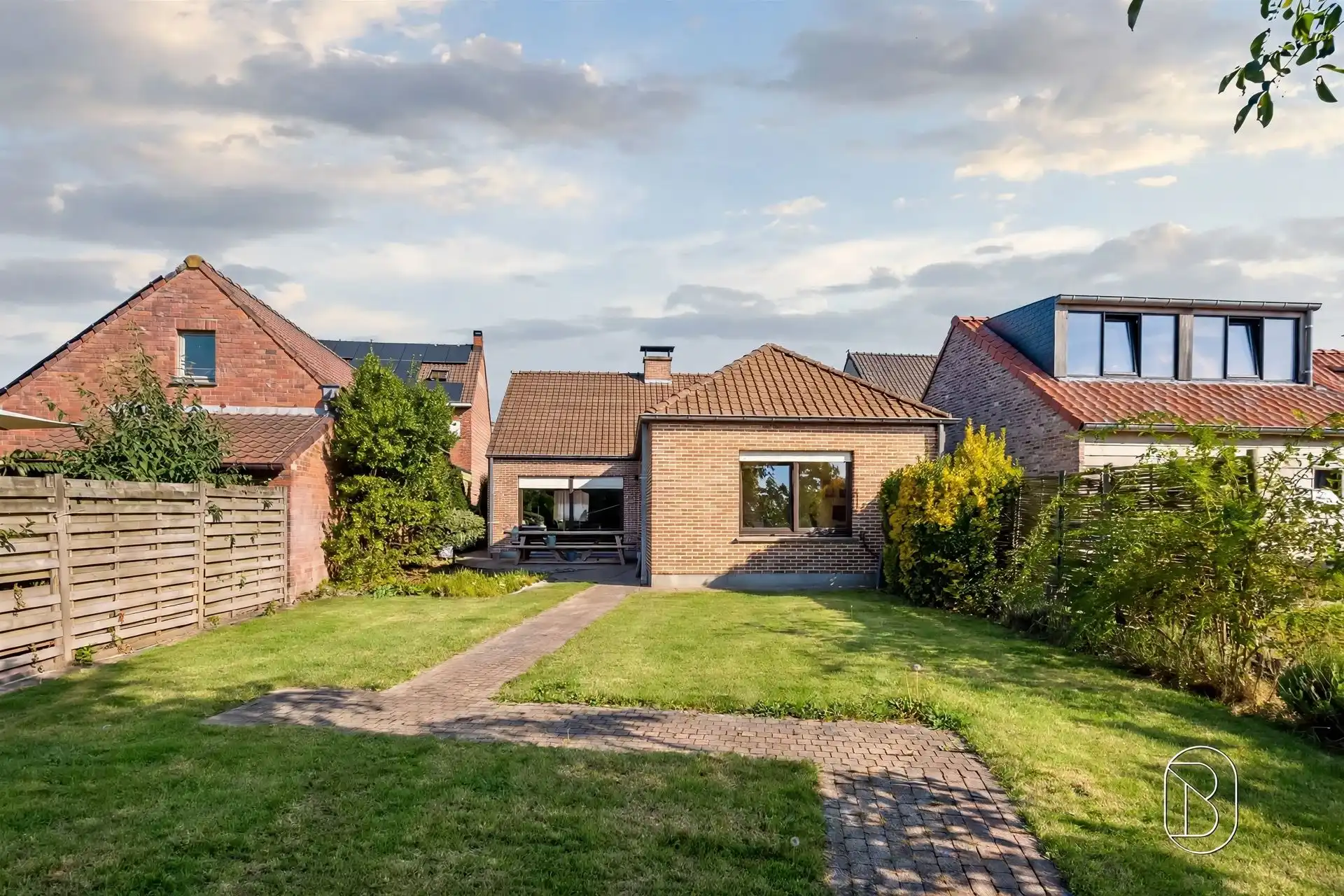 Instapklare woning met grote aangename tuin.  foto 2