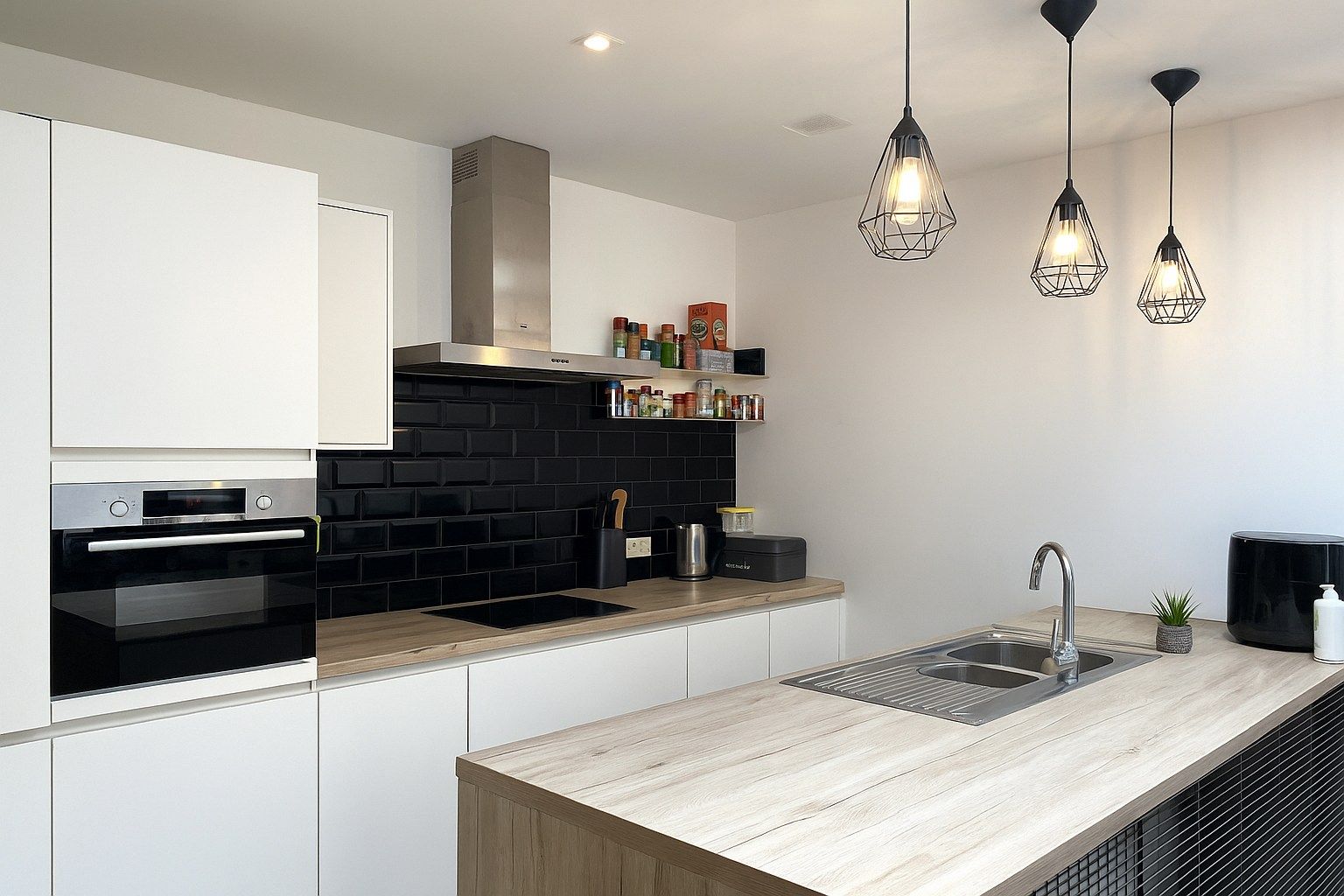 INSTAPKLARE RIJWONING MET 3 SLAAPKAMERS, GARAGE EN TUIN foto 3