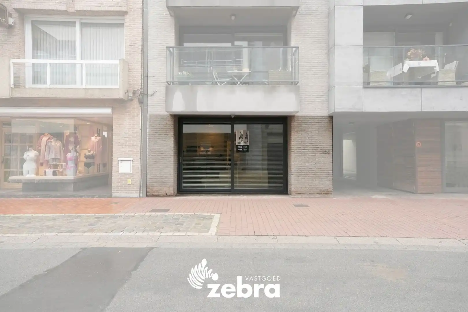 Instapklaar gelijkvloers appartement met private tuin en garage op toplocatie in Roeselare! foto 2