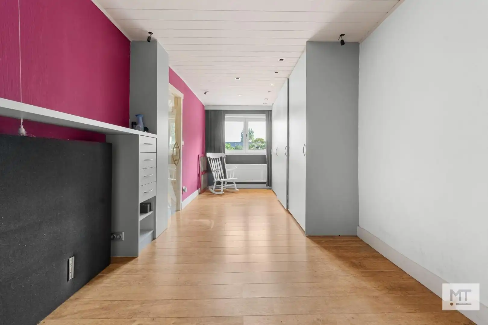Bijzonder ruime woning met opslagruimte, dubbele garage en uitweg in centrum Langemark foto 10