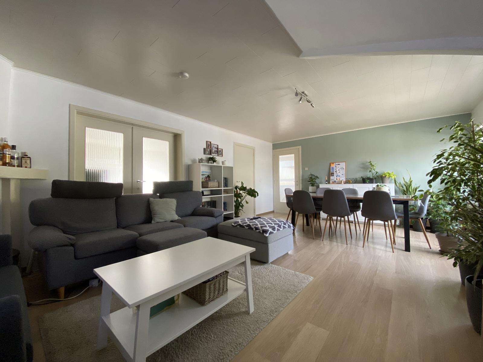 Vernieuwd en lichtrijk appartement met slaapkamer en bureau foto 3