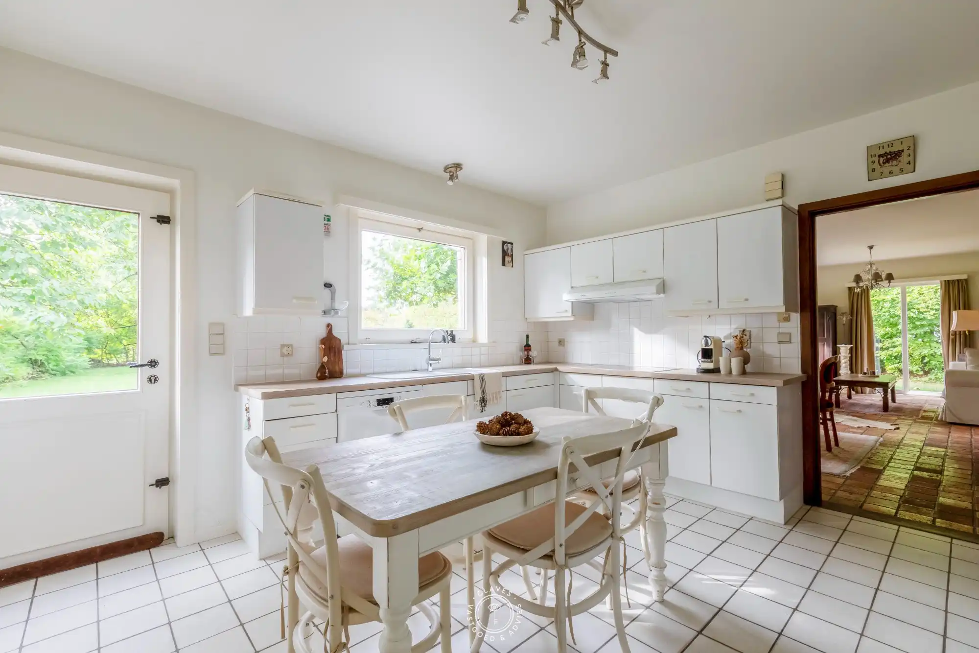 Uniek landhuis met charme en meer dan 10.000 m² eigen grond foto 7