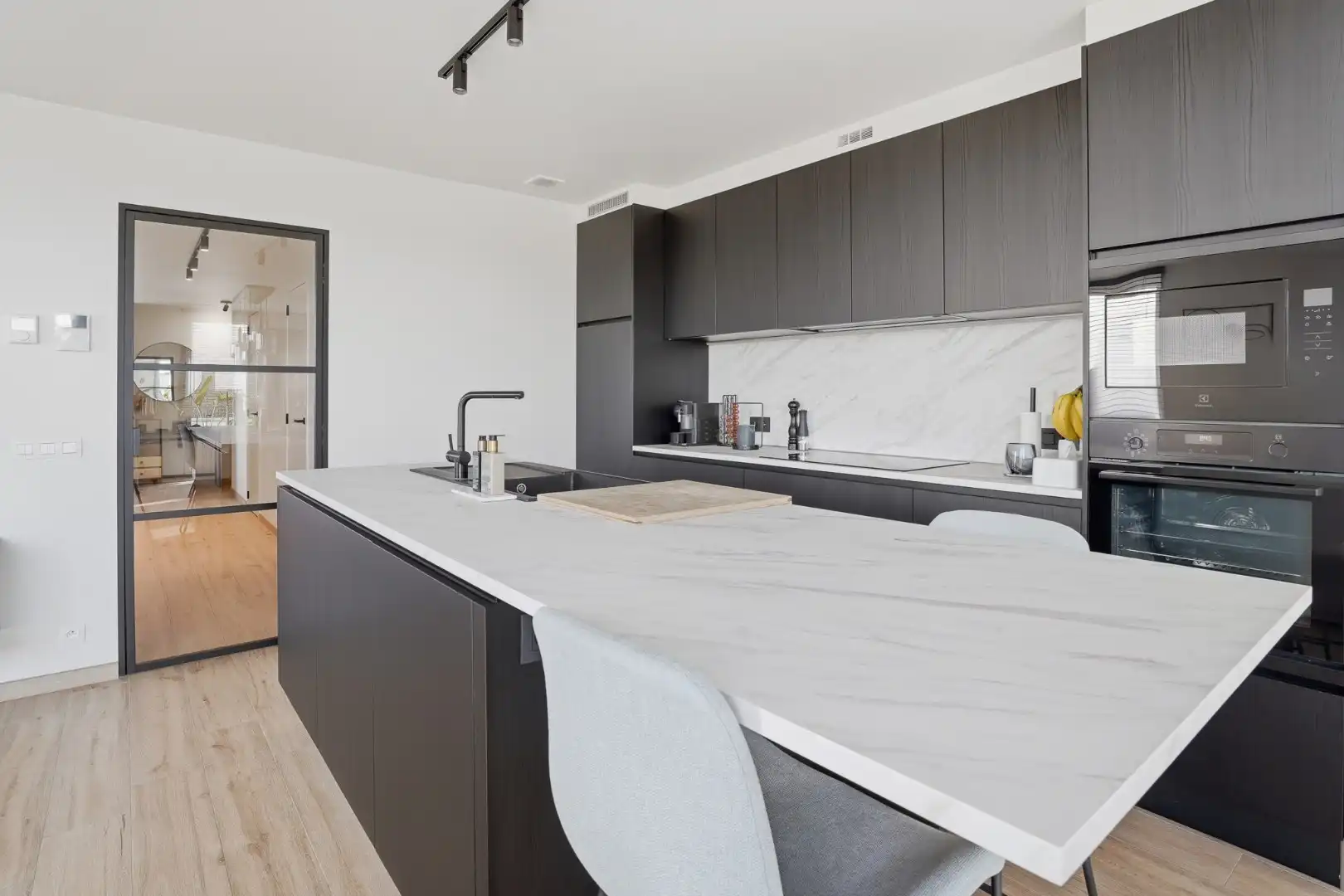 Prachtig instapklaar appartement met terras, groen zicht en autostaanplaats foto 3