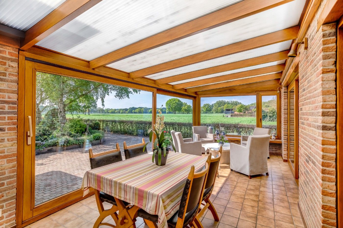 Landelijke, vrijstaande woning met 3 slpk., garage, schuur en zuid-tuin foto 14