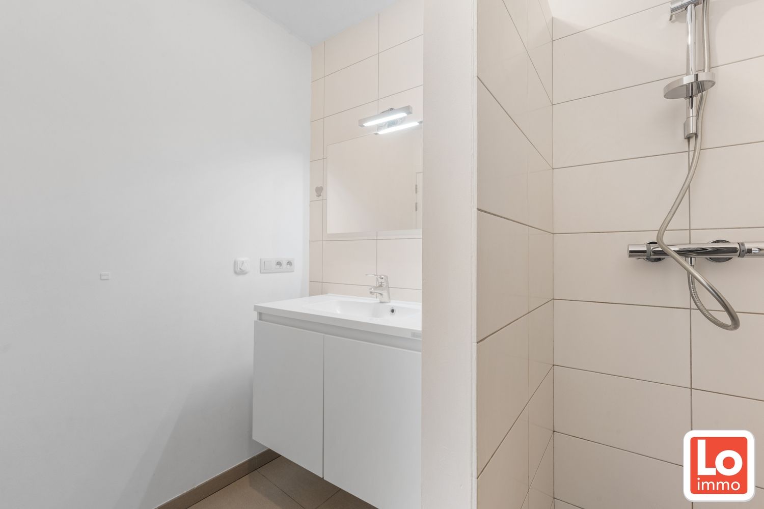 Mooi appartement met 2 slaapkamers, zuid-gericht terras en autostaanplaats in Centrum Lochristi foto 6