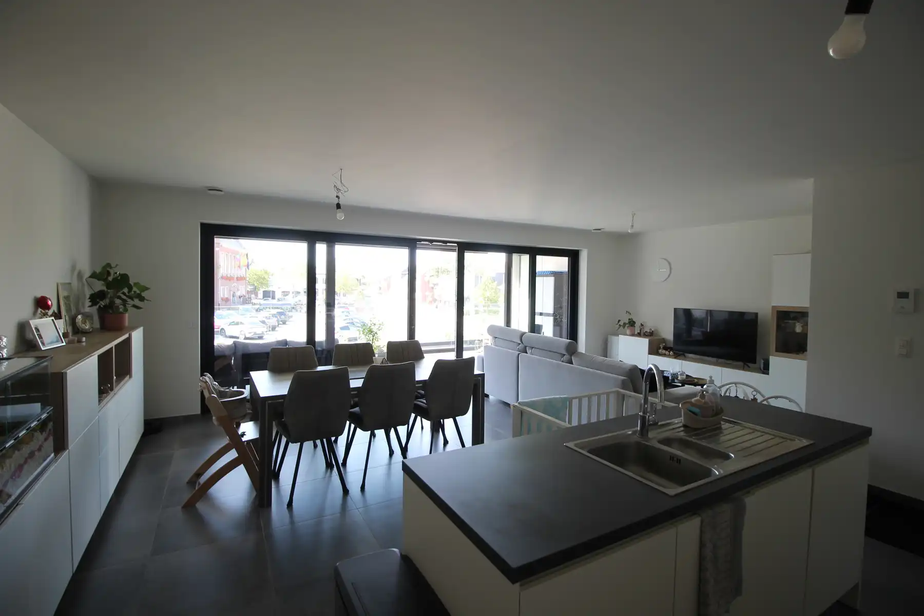 Ruim appartement van 122 m² met 2 slaapkamers, 2 terrassen, autostaanplaats en kelderberging. foto 4