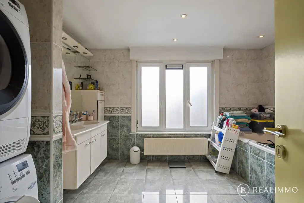 Veelzijdig handelspand met woonst op topligging in hartje Moen foto 21