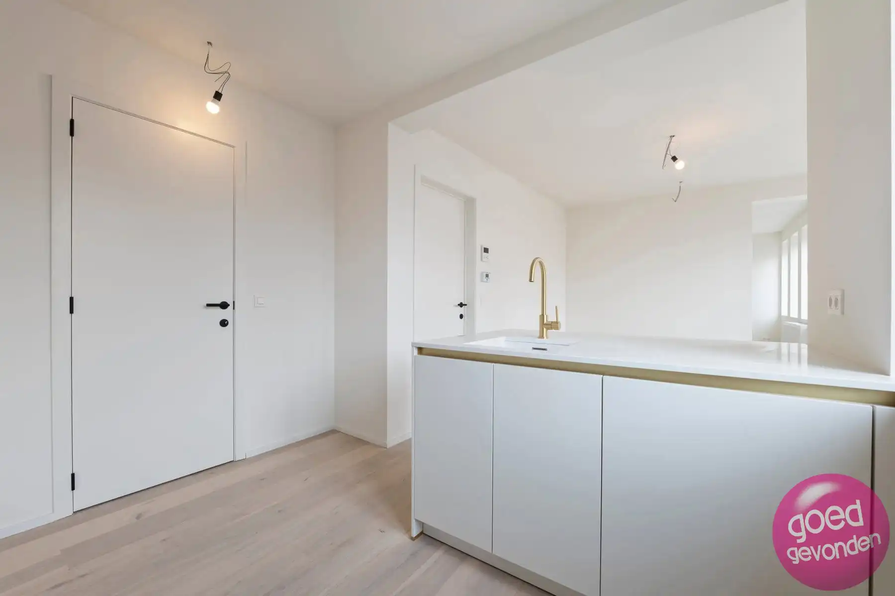 NIEUW APP - 1of2 SLK - TERRAS - KELDER - CENTRUM - GEEN BTW foto 8