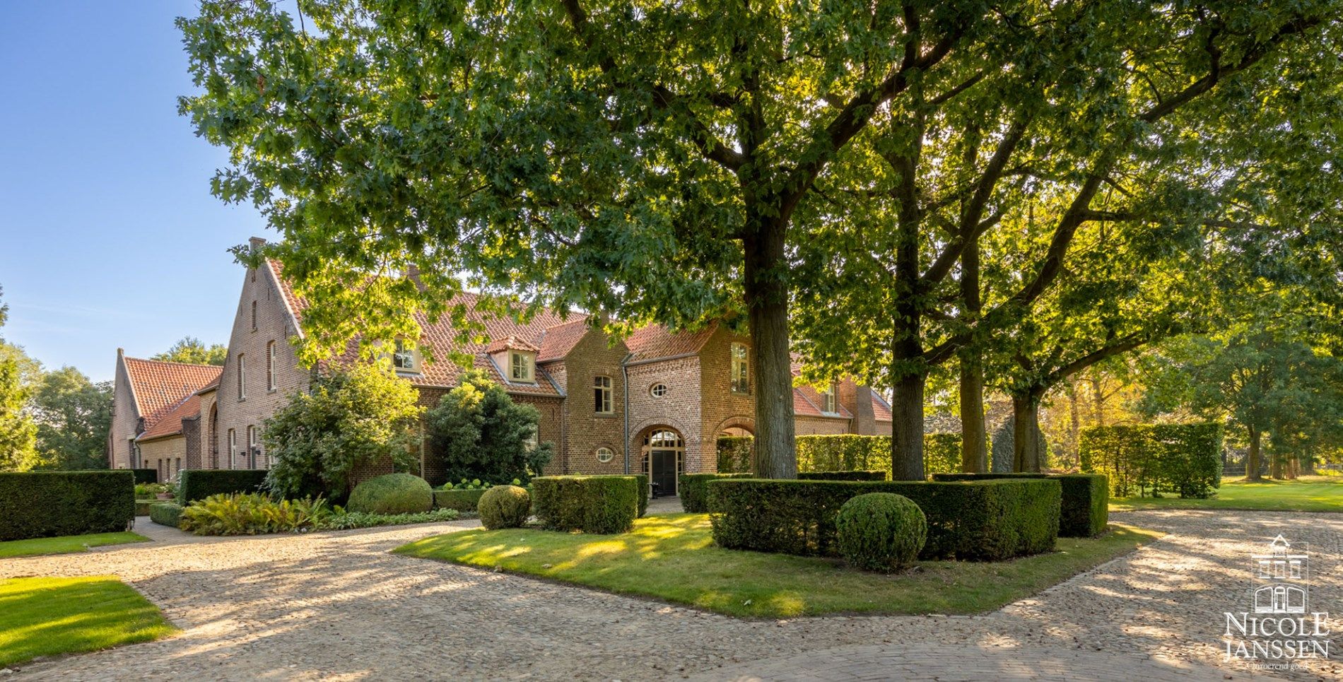 Prachtige vierkantshoeve omringd door weilanden en prachtige tuin foto {{pictureIndex}}