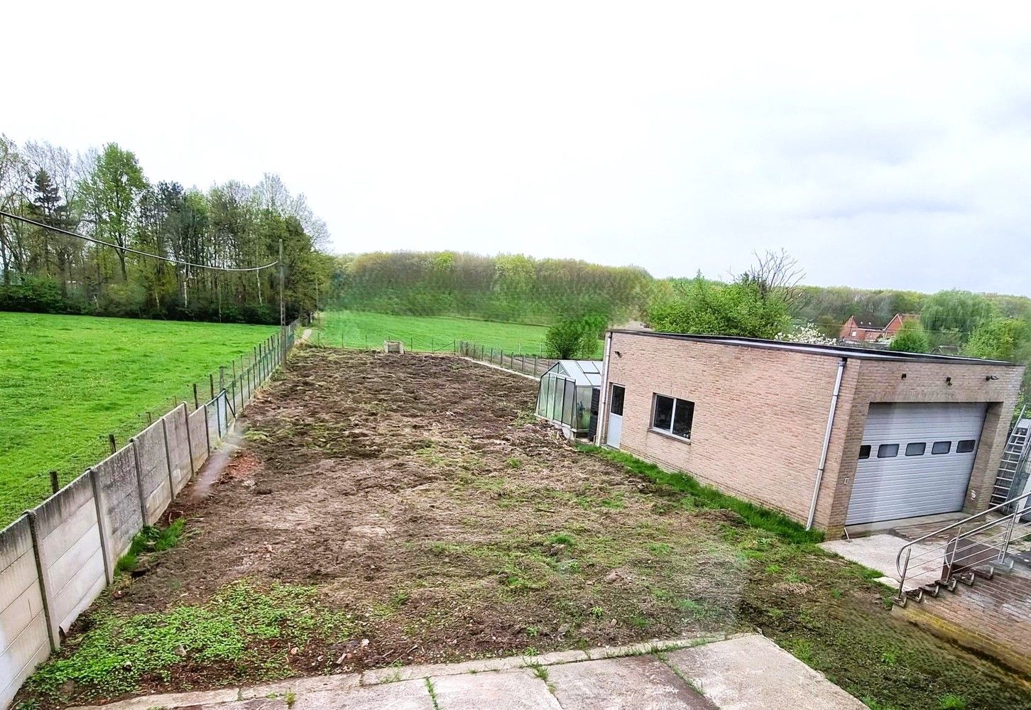 Zeer ruime woning met 6 slaapkamers, 2 woonkamers, 2 keukens, inpandige garage en groot bijgebouw. foto 2