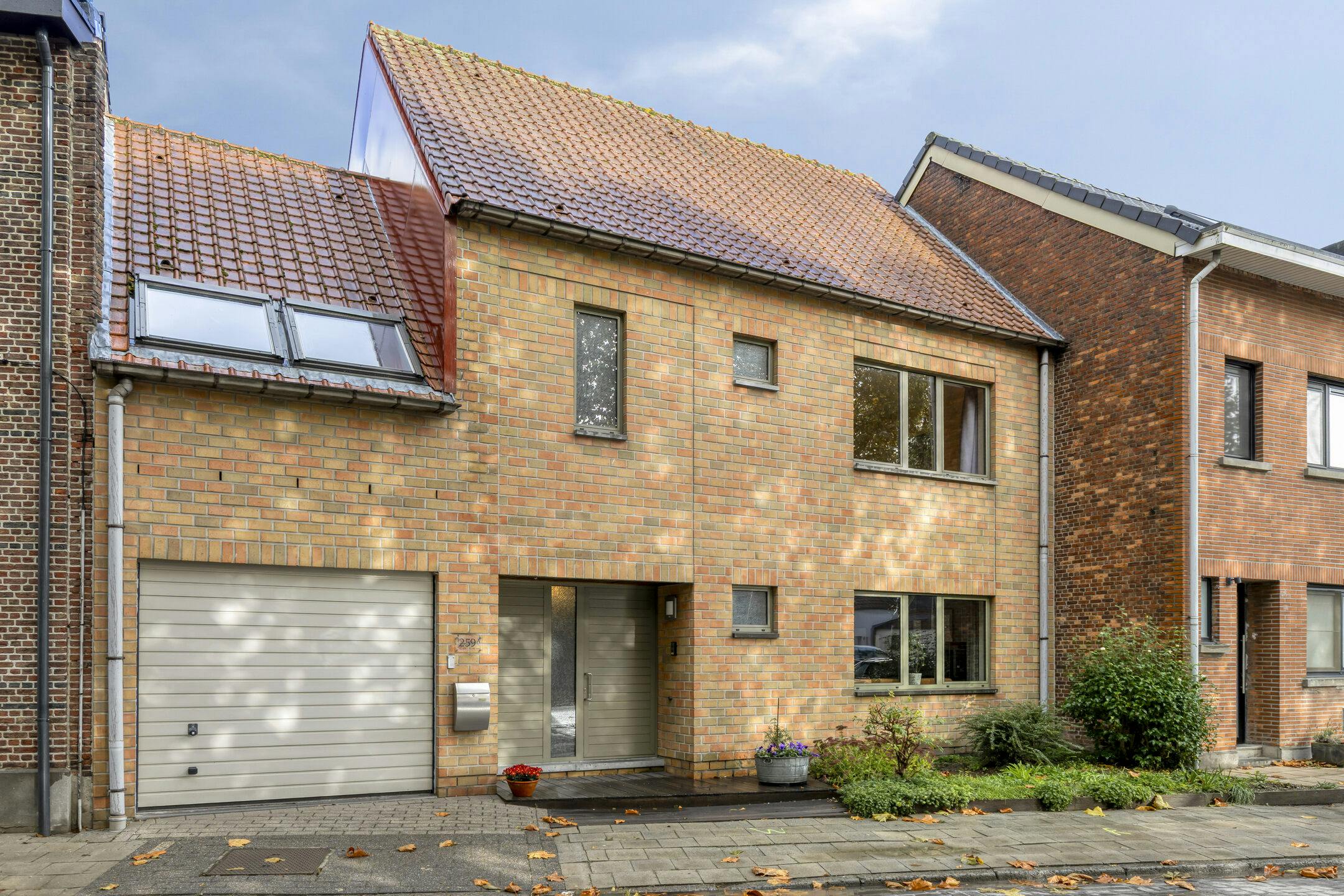 Ruim huis met 5/6 slaapkamers, garage en tuin in Boom foto 2