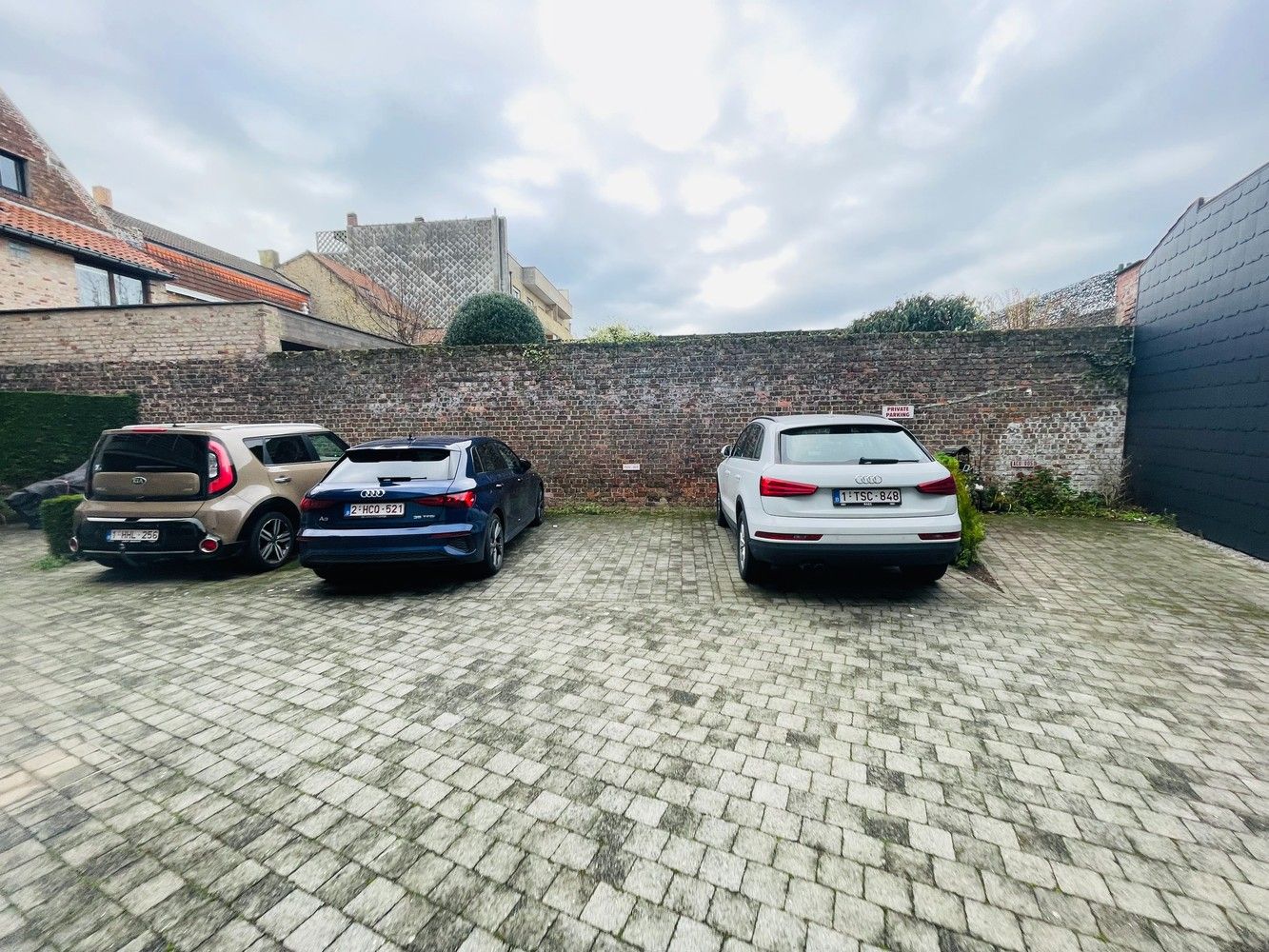 Kristus Koning      AUTOSTAANPLAATS in open lucht afgesloten van de straat ( op achterliggende grond van een appartementsgebouw  Res. Veldmaarschalk Foch)in foto 5