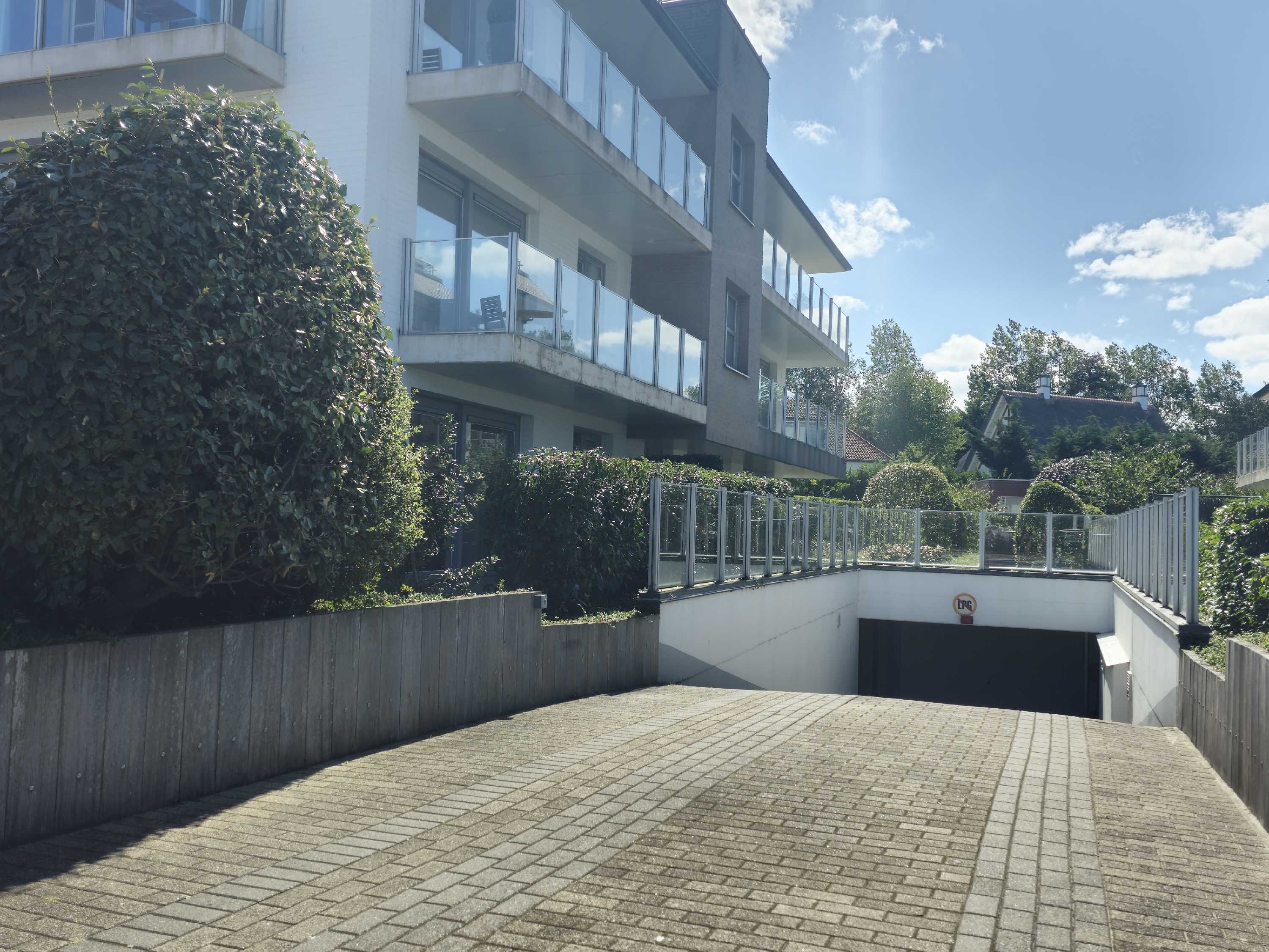Ondergrondse garagebox nabij het maritiem park. foto {{pictureIndex}}