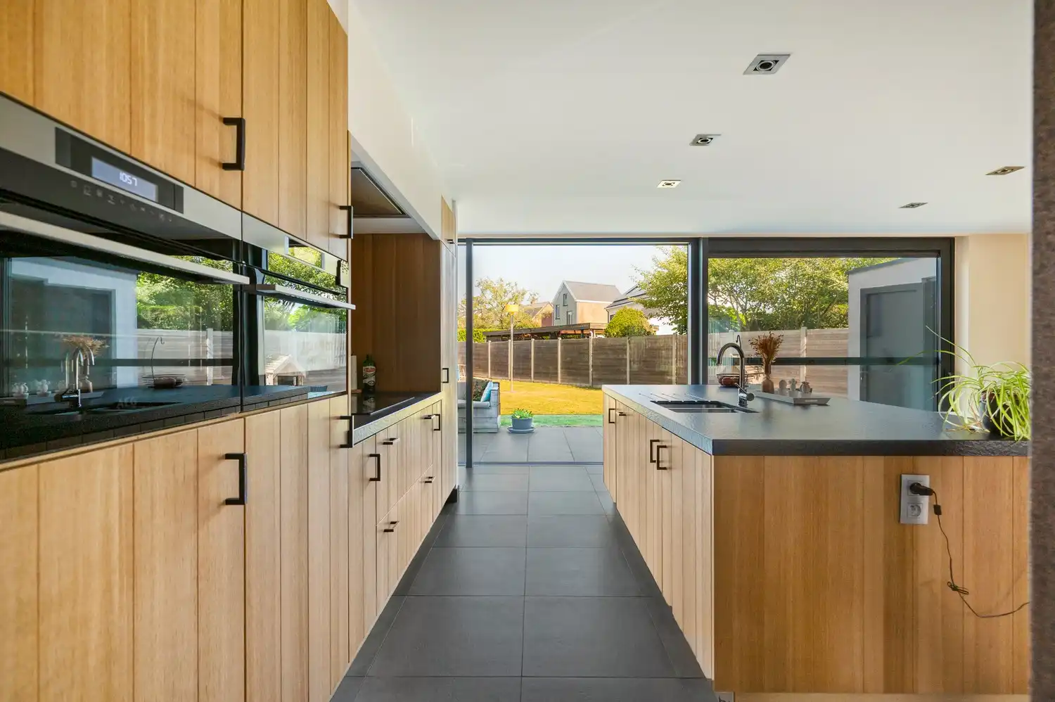 Instapklare, gerenoveerde woning met garage op toplocatie in Broechem! foto 10