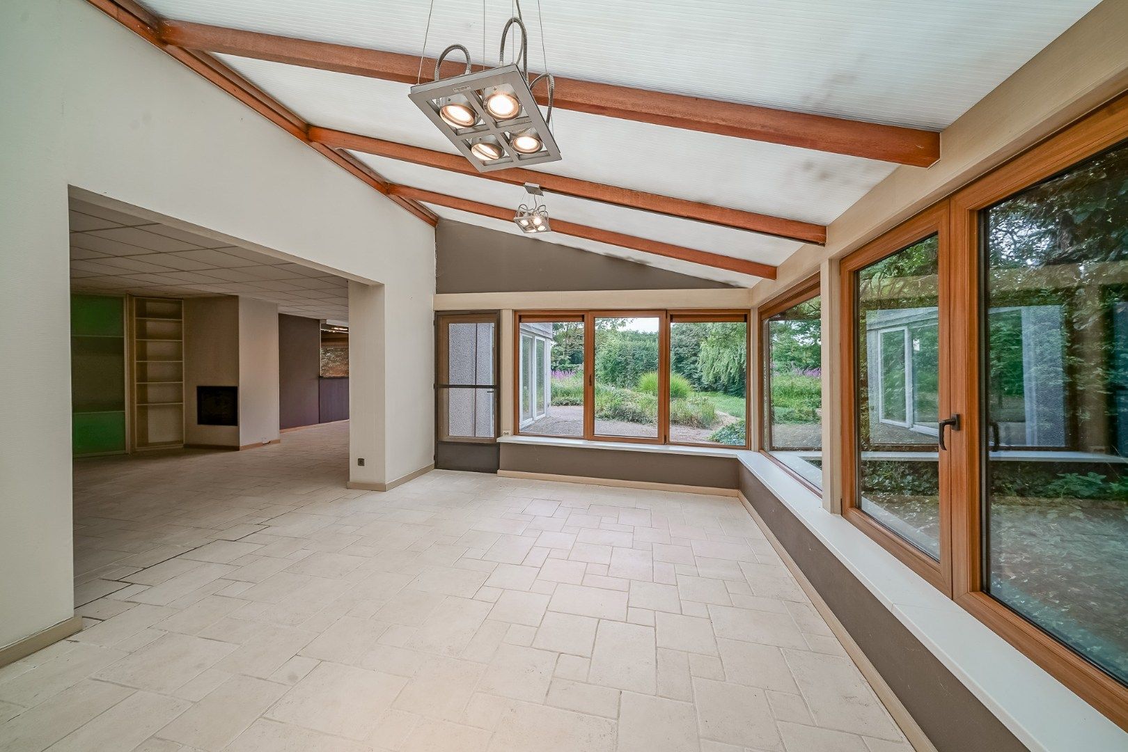 Winkelruimte met magazijn en woonst te Oostende foto 24