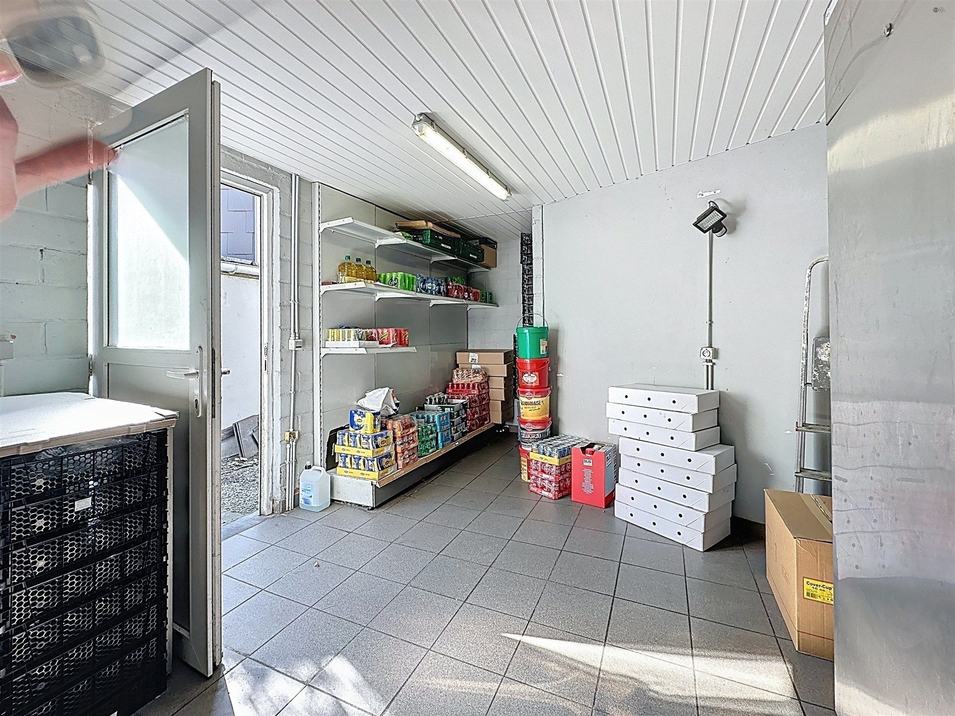 Commerciële ruimte/handelspand gelegen in hartje Belsele. foto 7